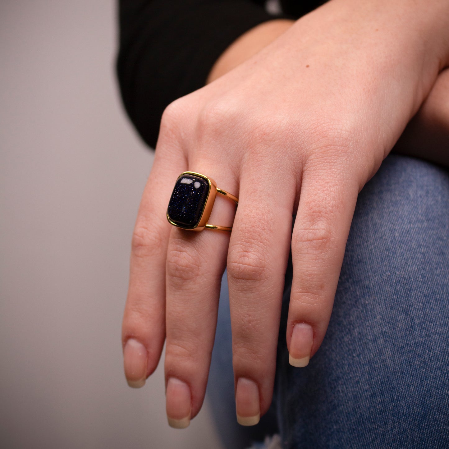 Vergoldeter Ring mit rechteckigem Edelstein