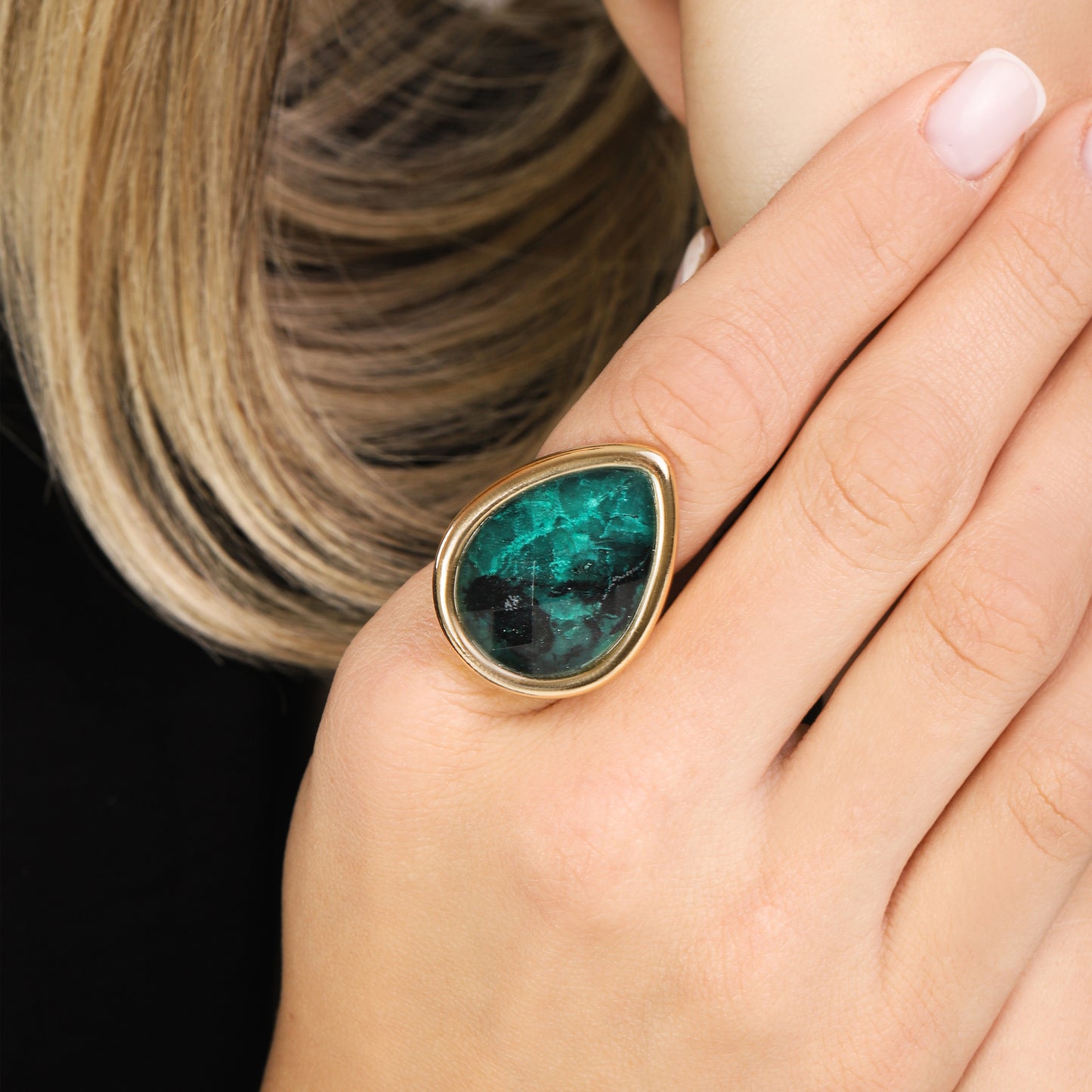 Bague dorée avec pierre de design organique