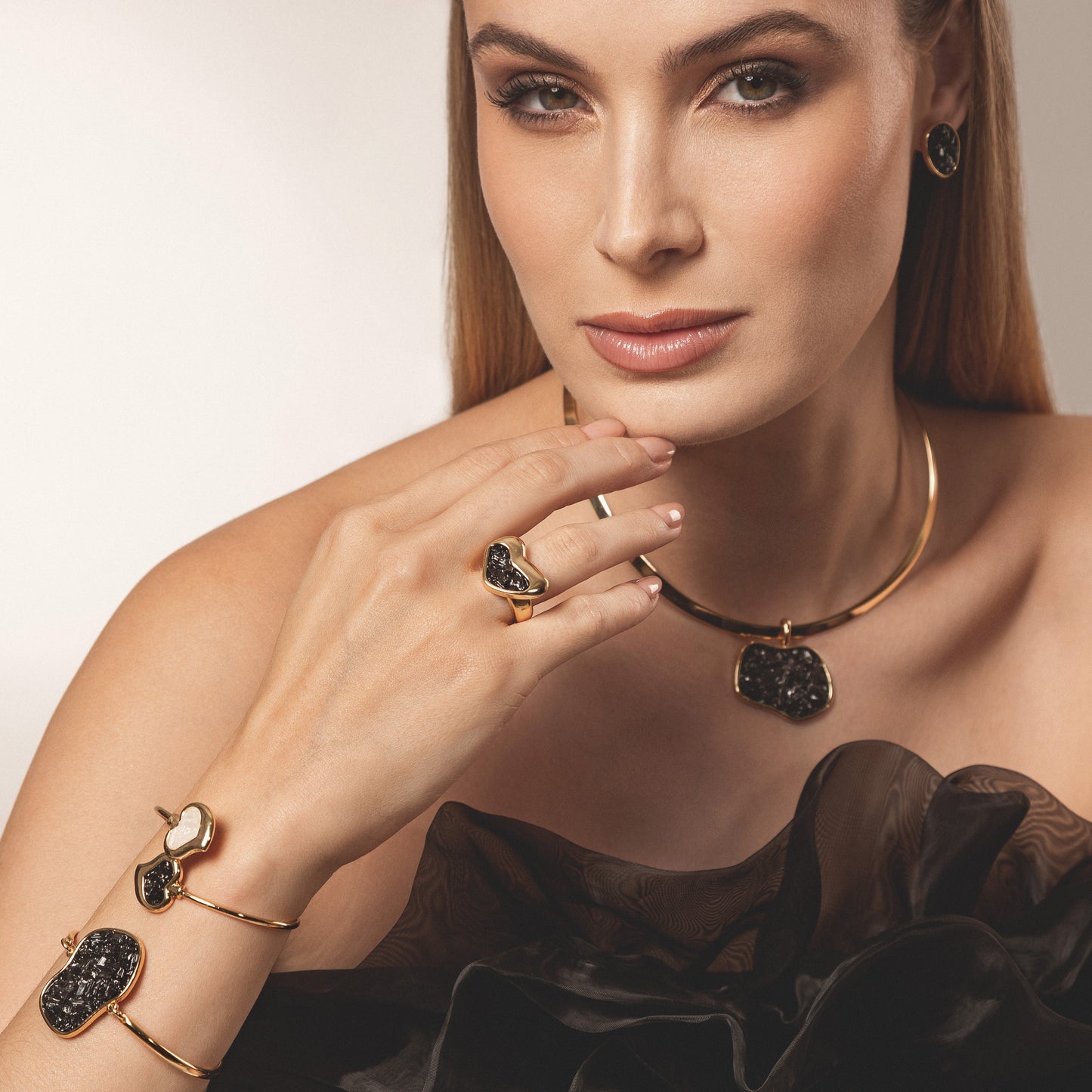 Bague plaquée or avec pierre brute en cœur moderne