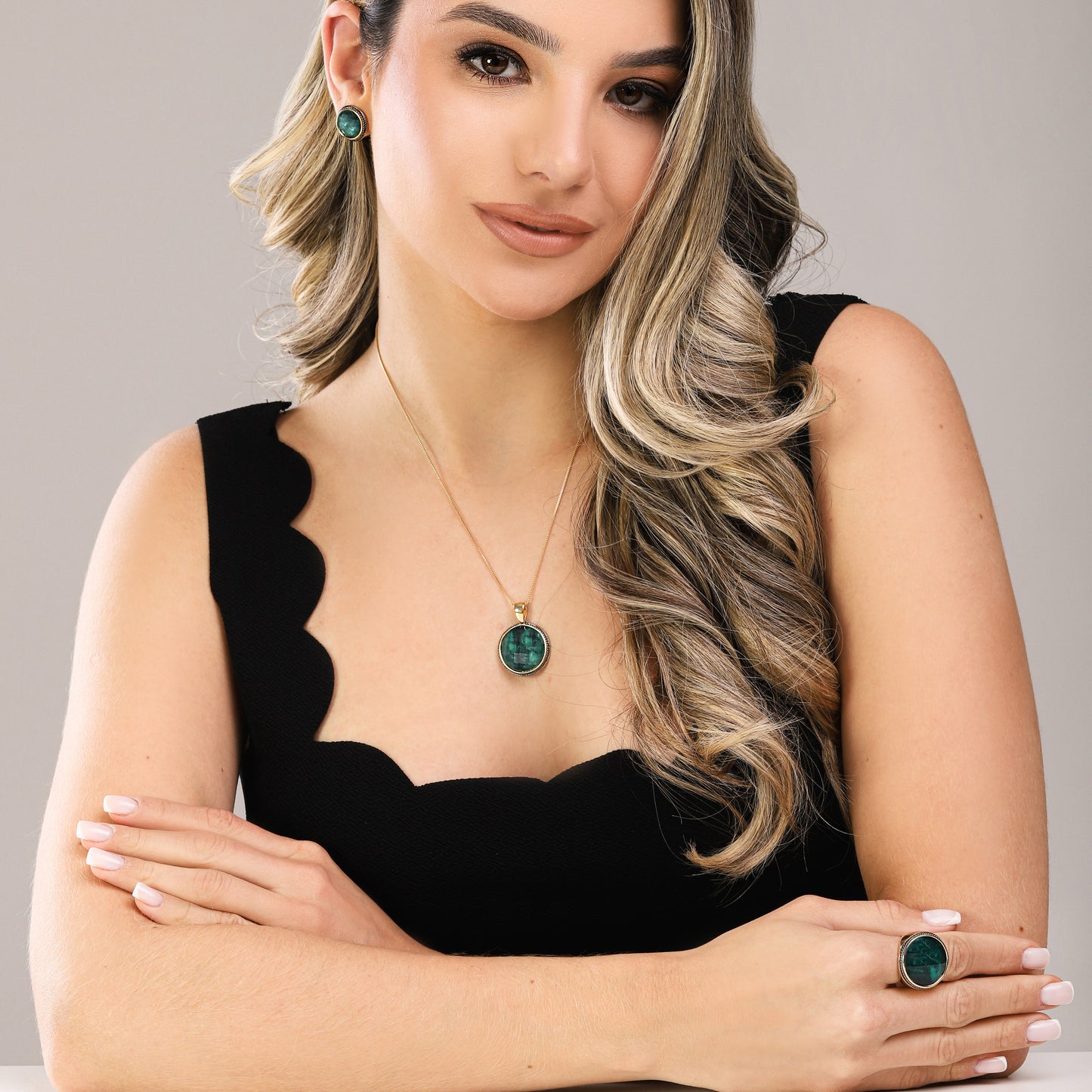 Bague dorée avec rhodium noir et pierre ovale