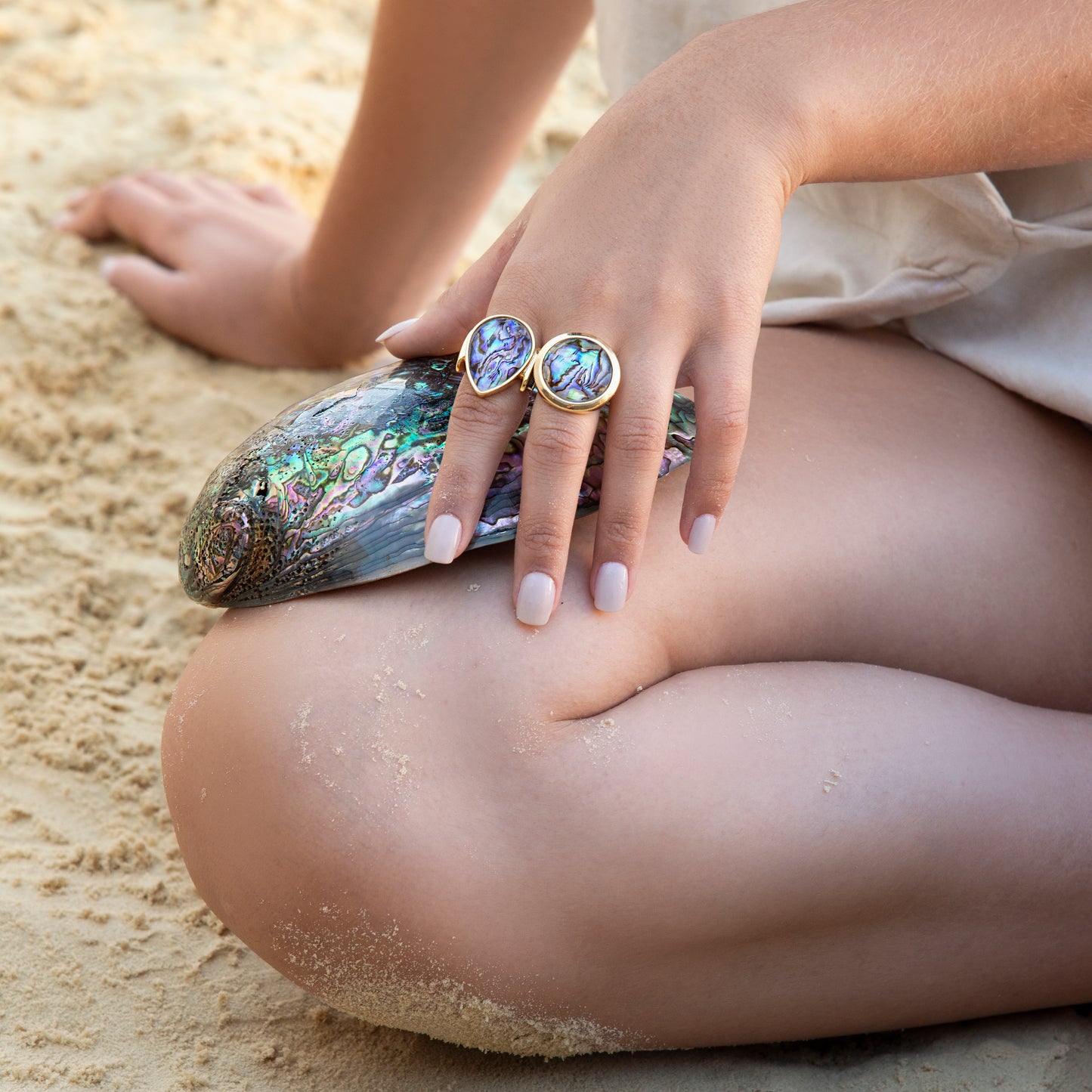 Bague dorée avec rhodium noir et pierre de design organique