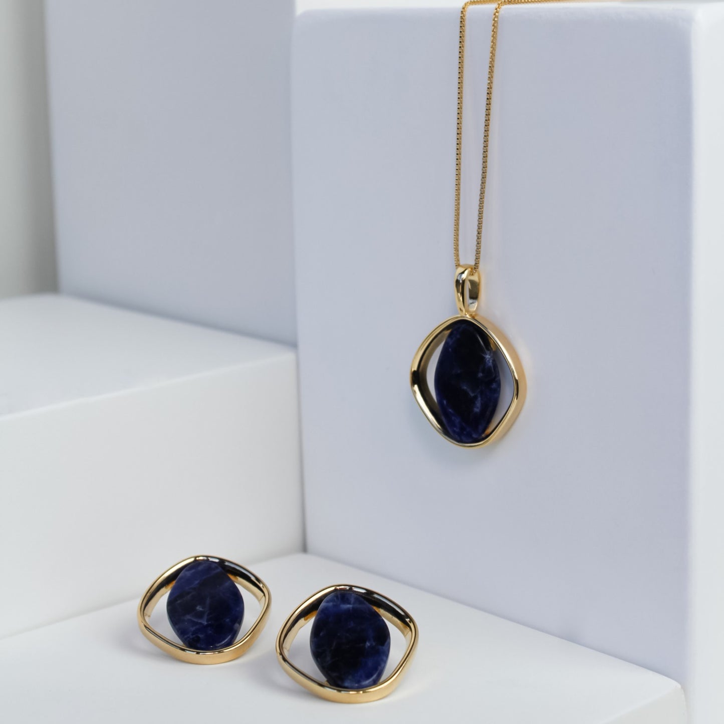 Boucles d’oreilles plaquées or avec pierre naturelle bleue