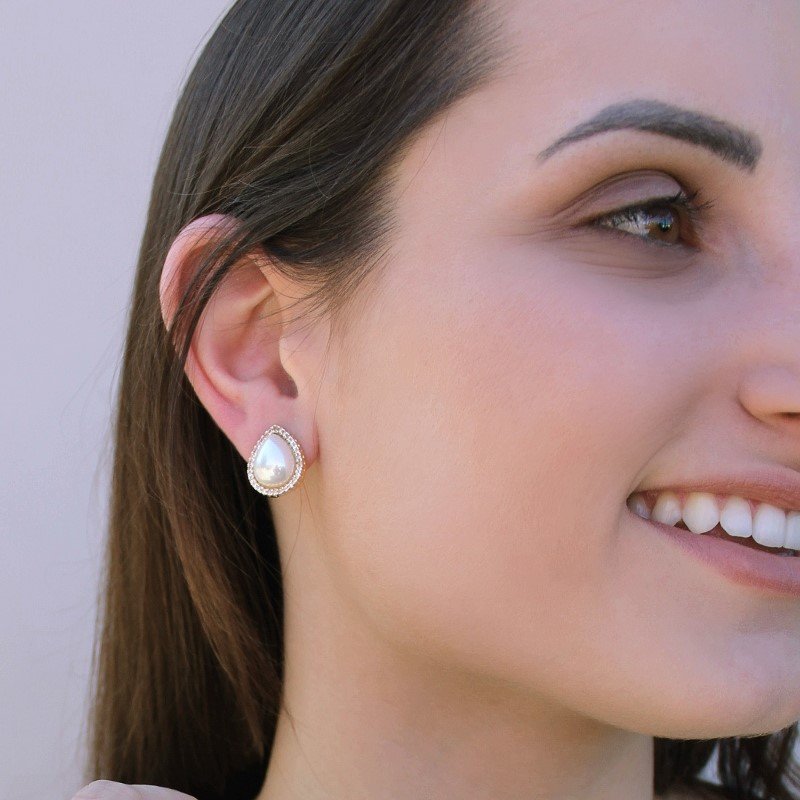 Bracelet ouvert avec gemmes sphériques et design minimaliste