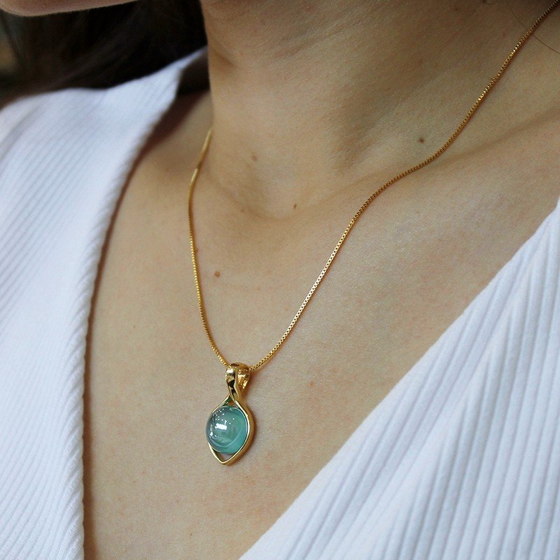 Parure plaquée or avec effet nacré