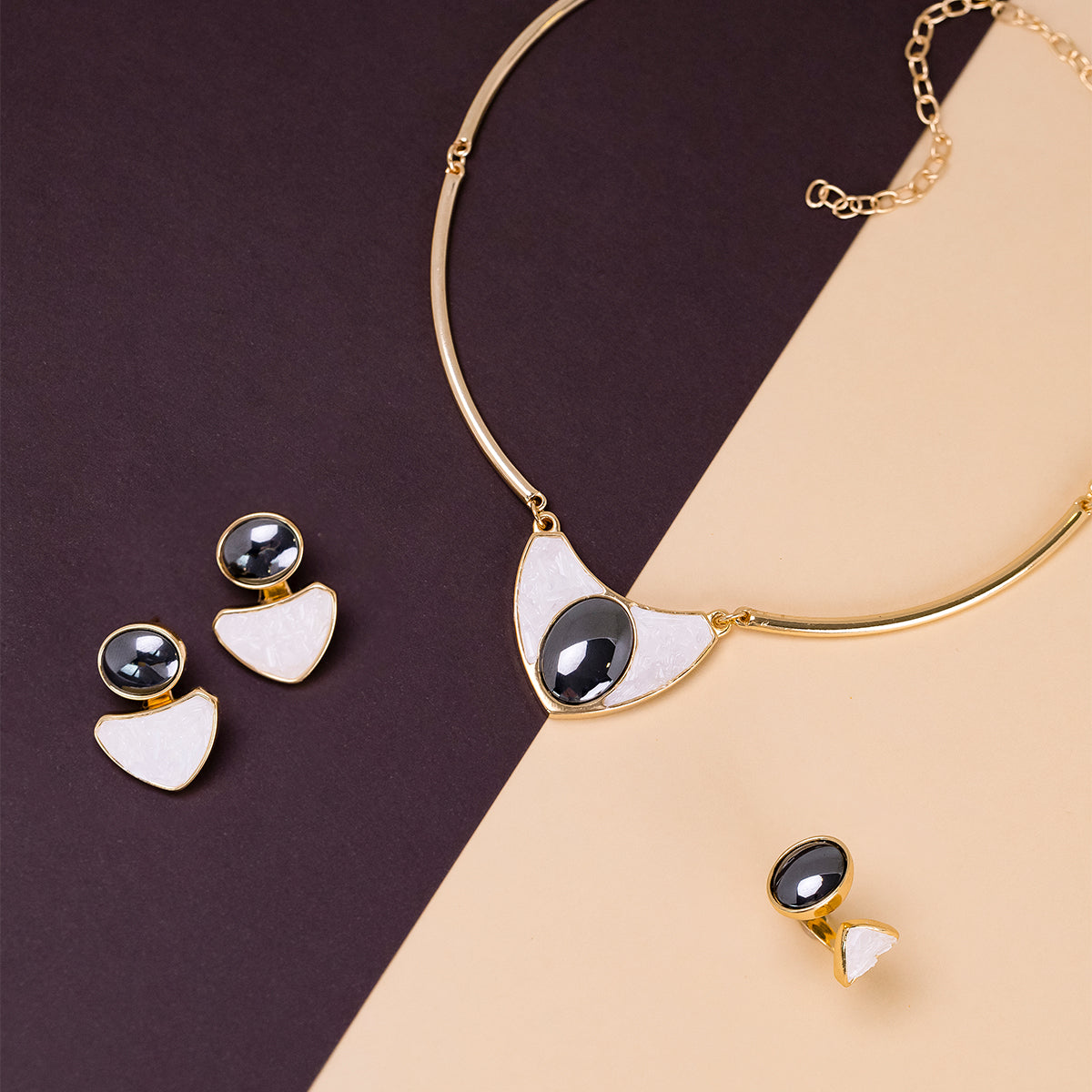 Ensemble Géométrique Doré avec Pierres Mixtes