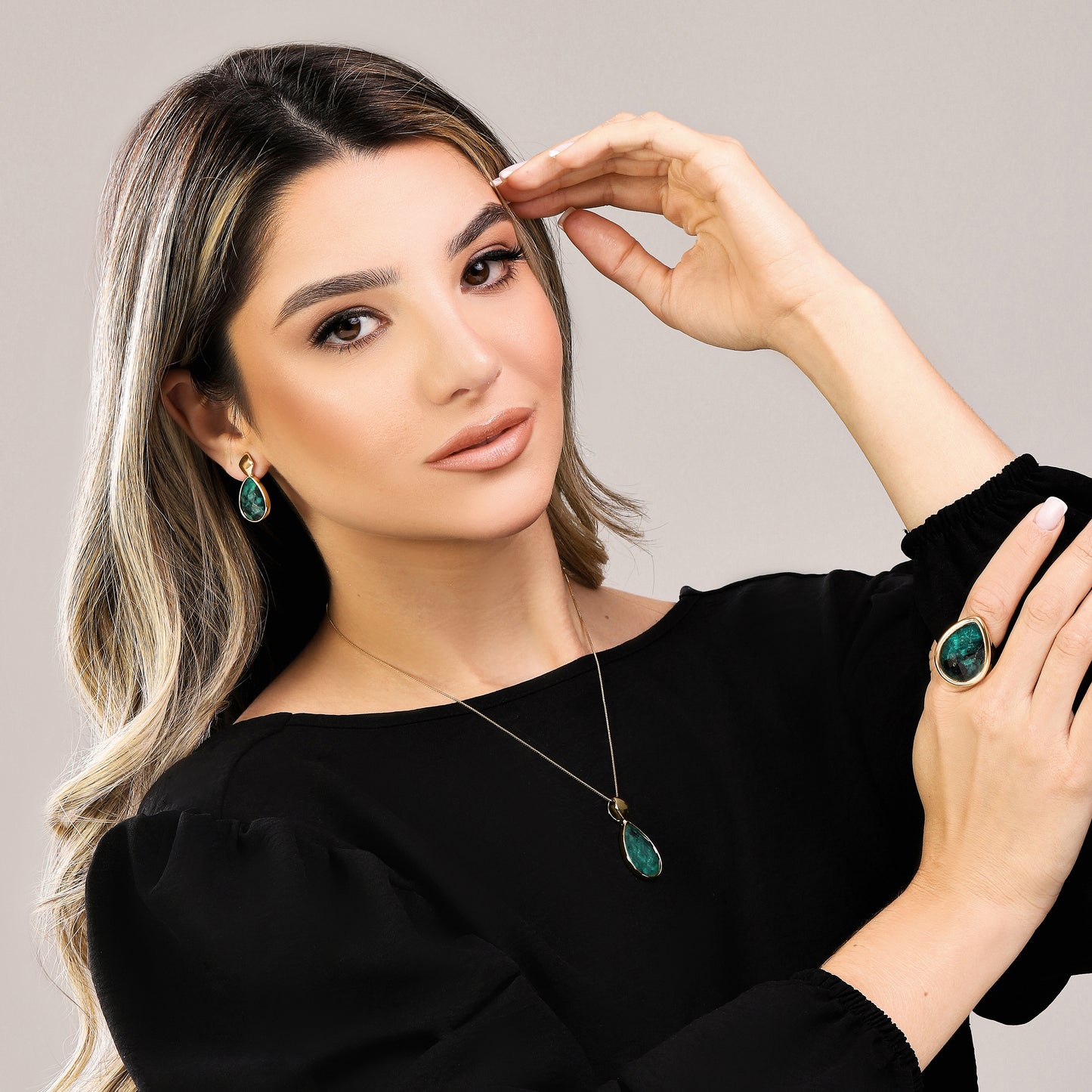 Ensemble doré avec pierre en forme de goutte