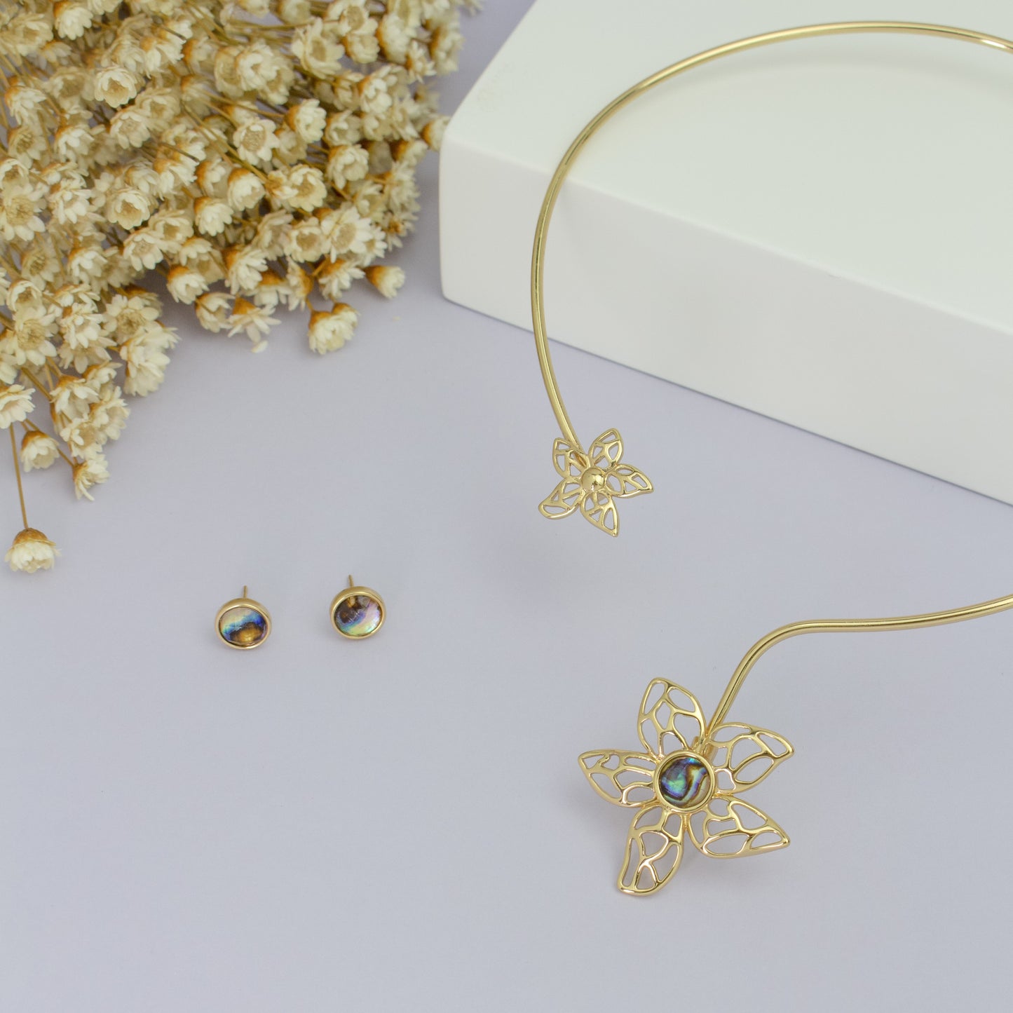 Ensemble plaqué or avec motif floral et pierre centrale