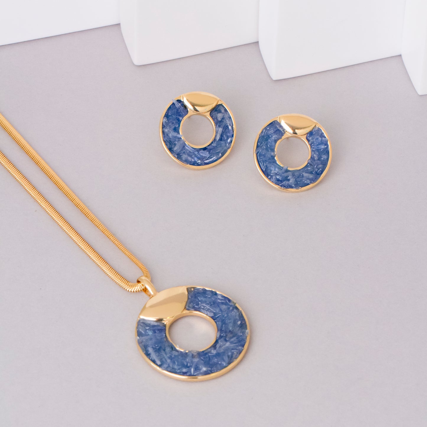 Parure plaquée or avec pierres brutes en cercle moderne