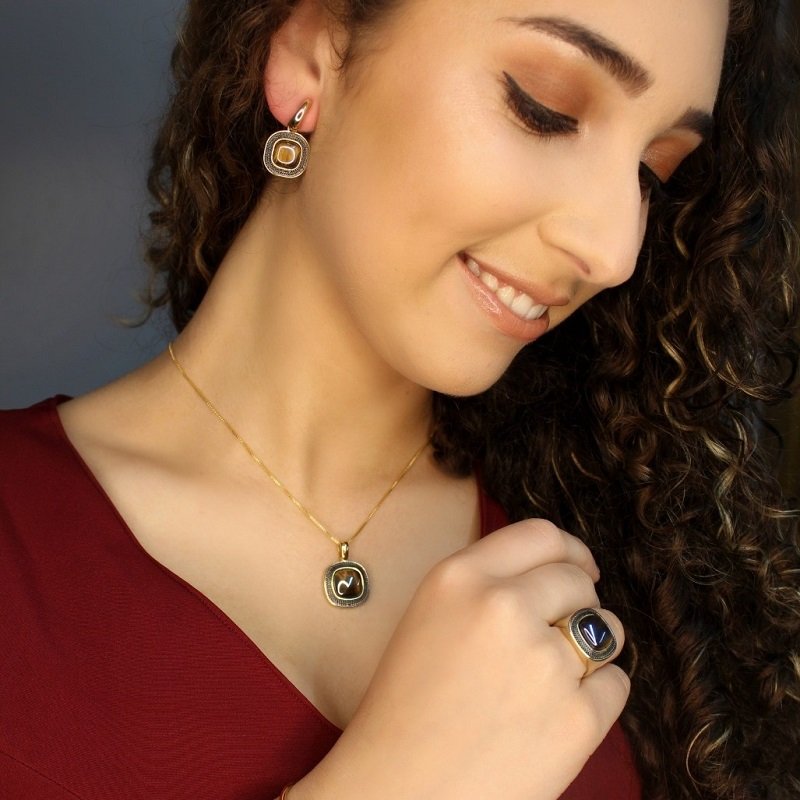 Parure plaquée or et rhodium noir avec effet nacré