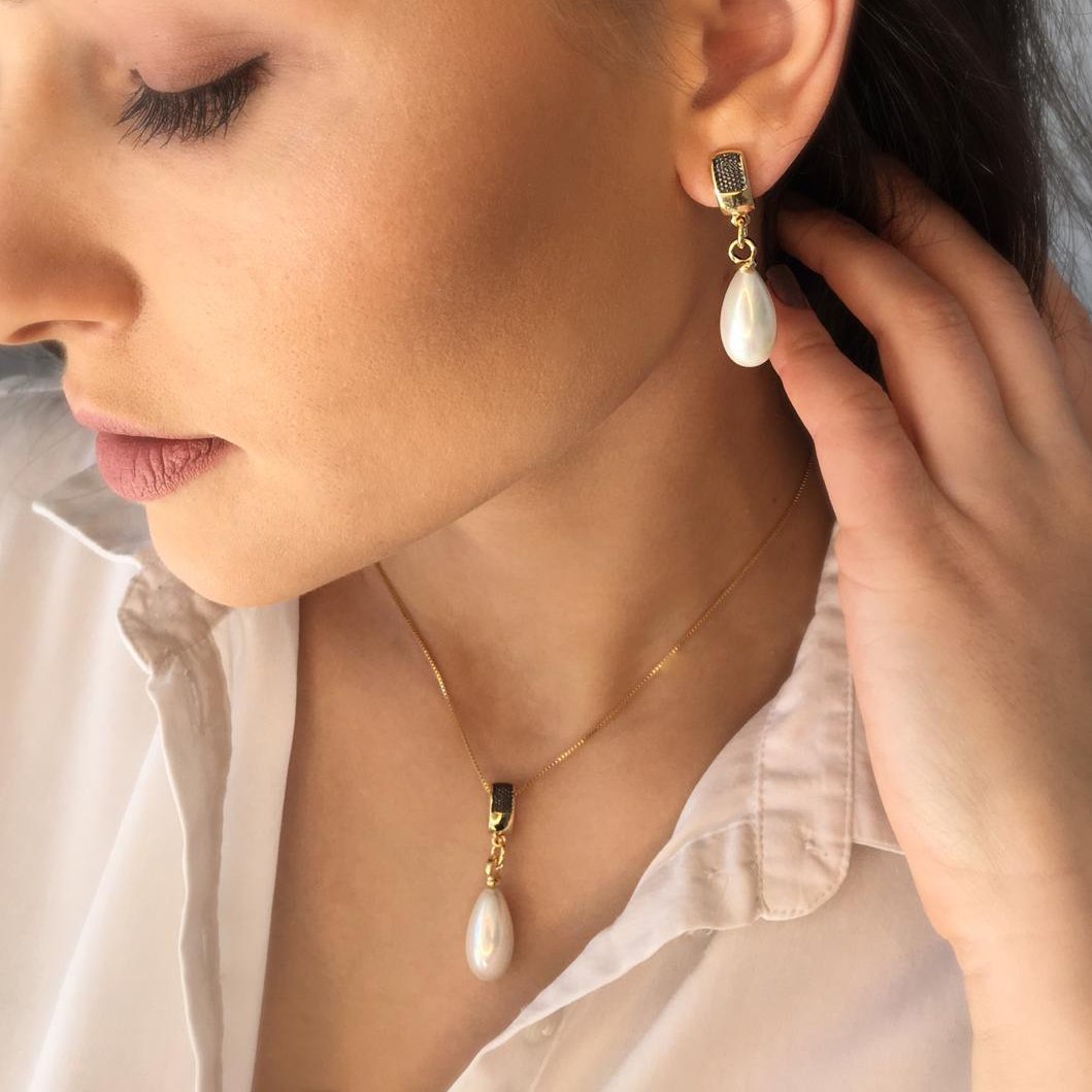 Parure plaquée or et rhodium noir avec perles en goutte