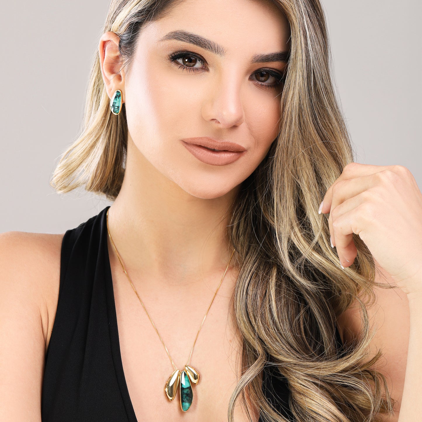 Collier doré avec pierre de design organique