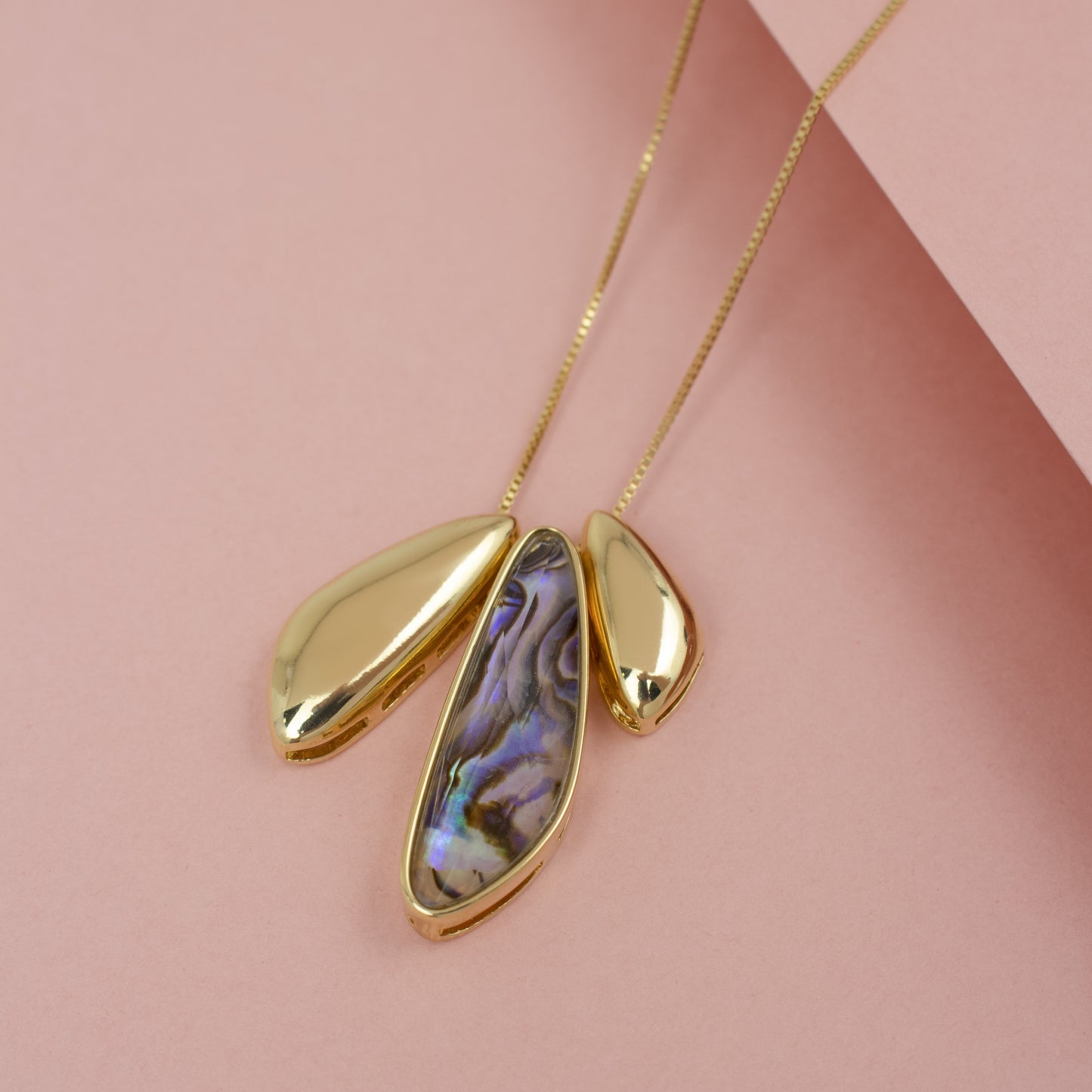 Collier doré avec nacre de design organique