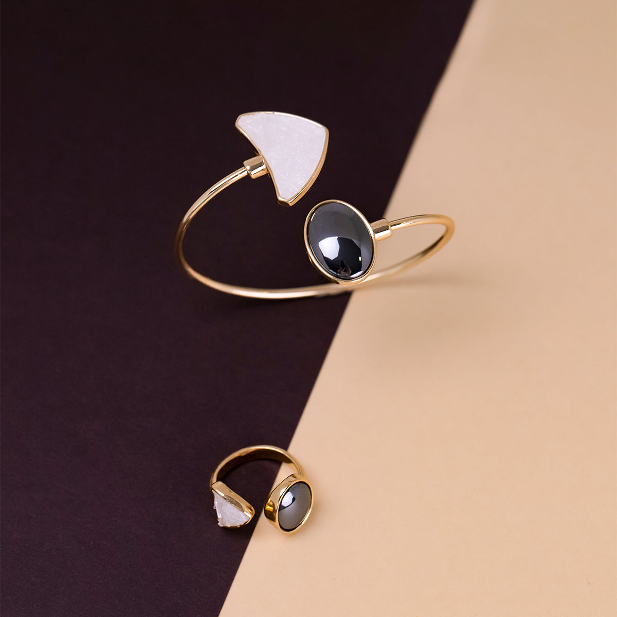 Bracelet Ouvert Doré avec Détails Géométriques