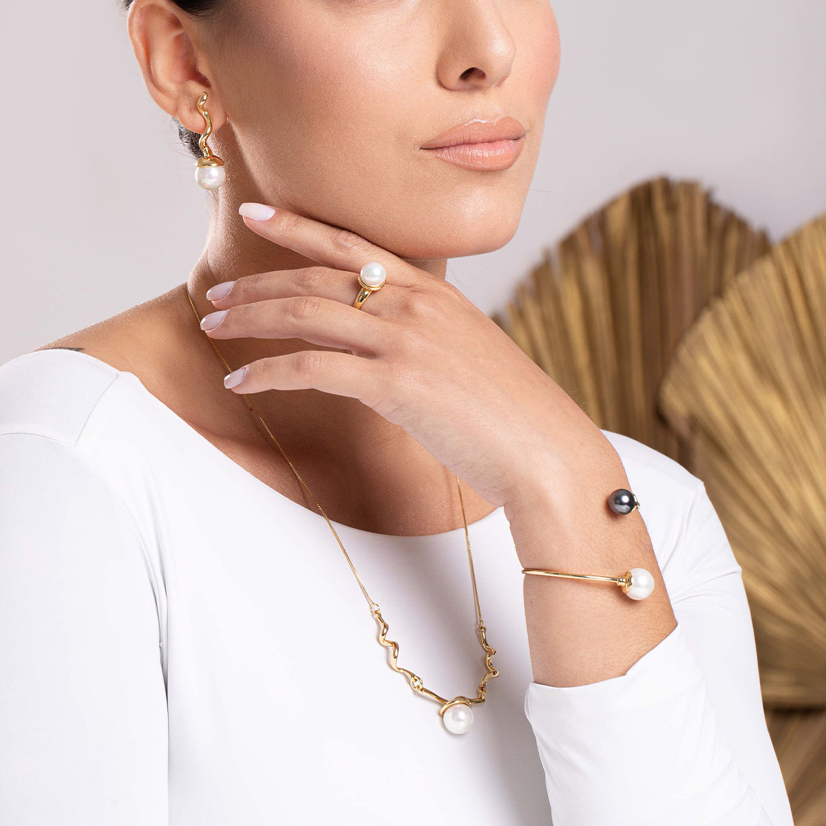 Bracelet ouvert avec gemmes sphériques et design minimaliste