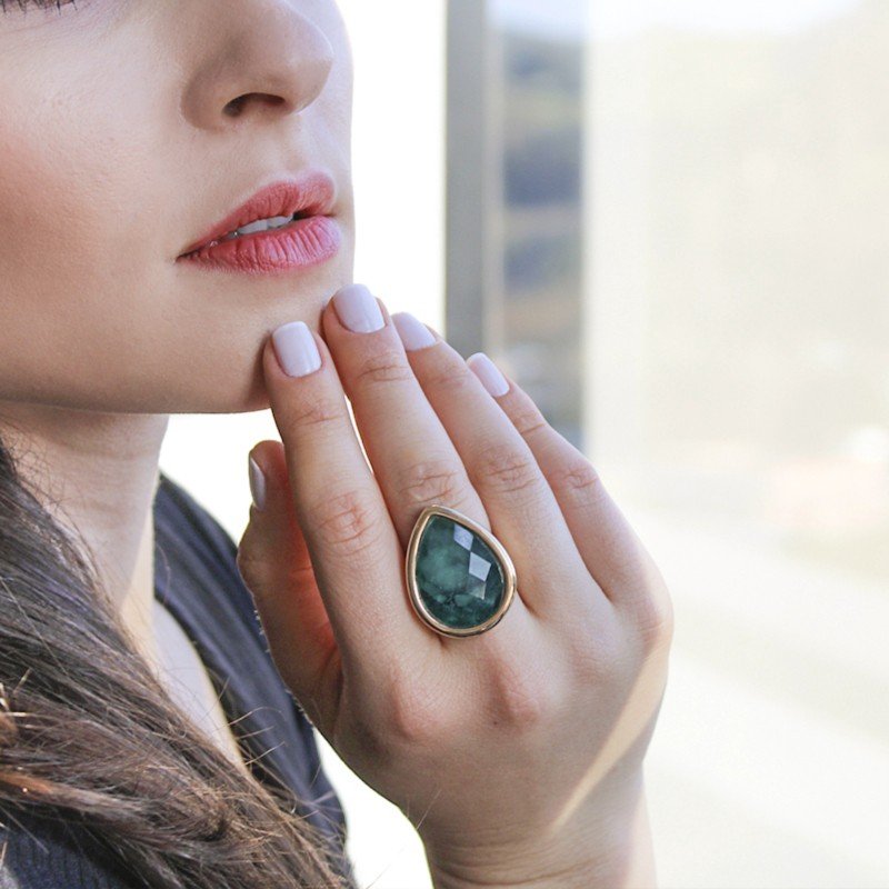 Bague dorée avec pierre de design organique