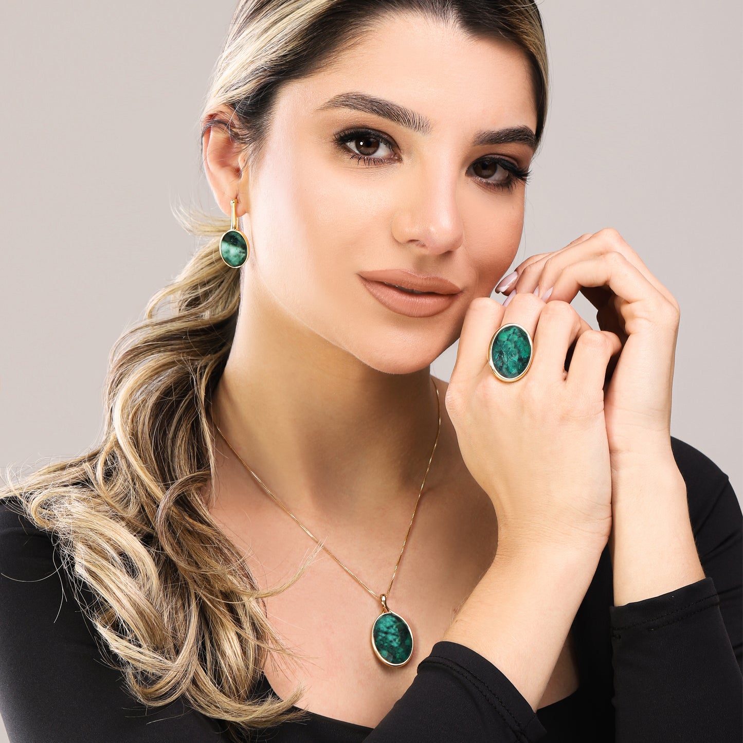 Bague dorée avec pierre ovale de design organique