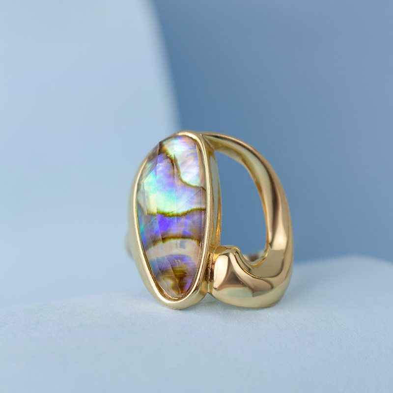 Bague dorée avec pierre ovale de design organique