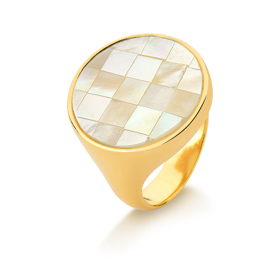 Bague plaquée or avec pierre au détail géométrique