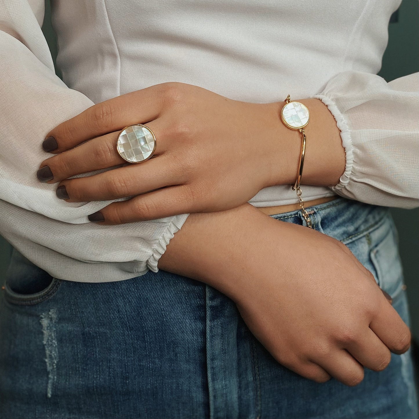 Bague plaquée or avec pierre au détail géométrique