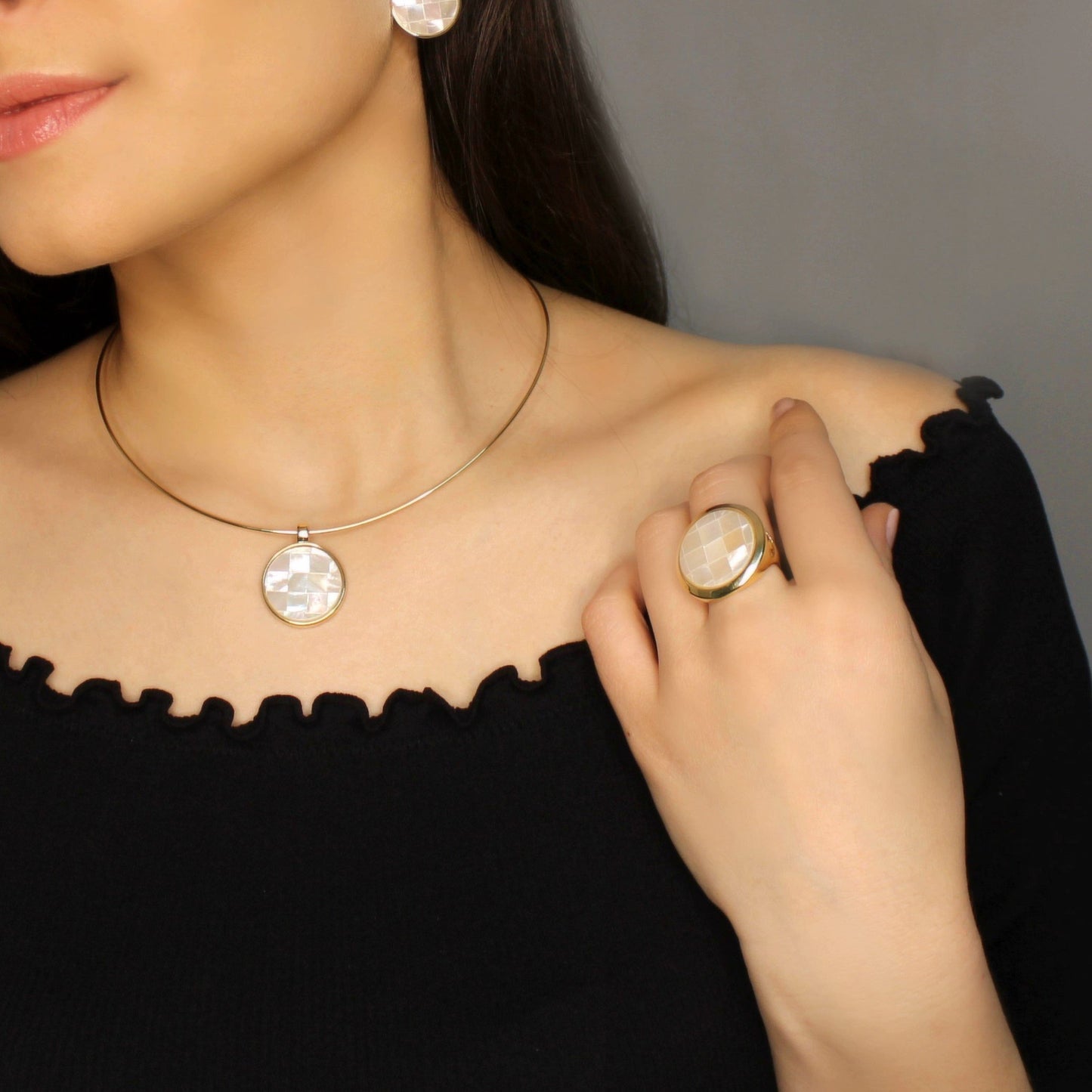 Vergoldeter Ring mit geometrischem Mosaikdetail