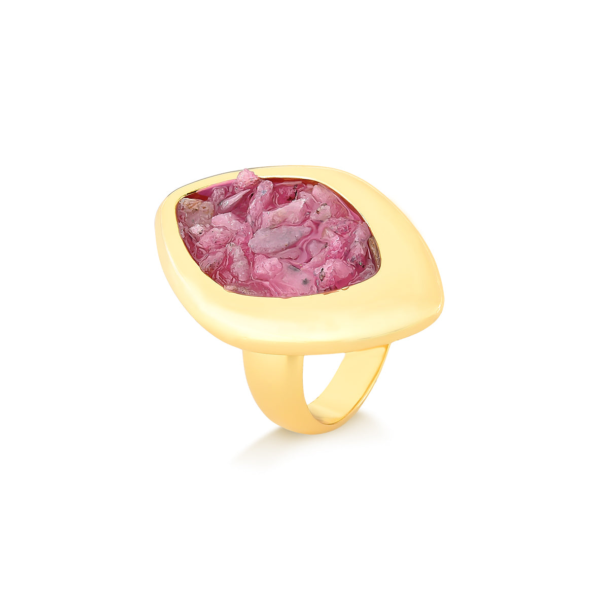 Bague plaquée or avec pierre brute dans une monture moderne