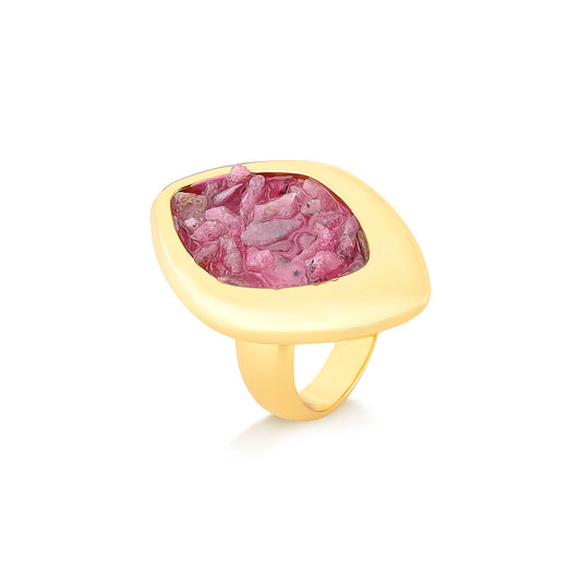 Bague plaquée or avec pierre brute dans une monture moderne