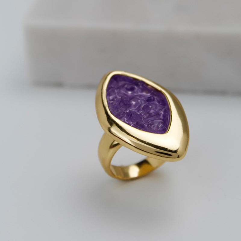 Bague plaquée or avec pierre brute dans une monture moderne