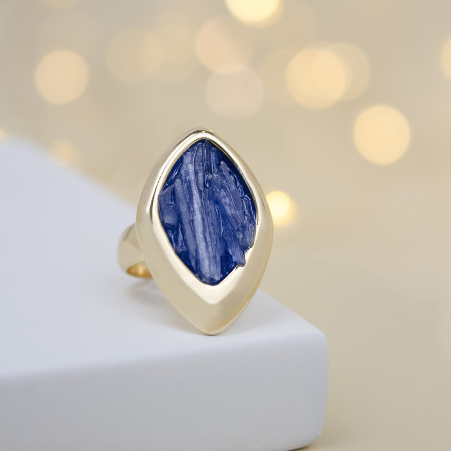 Bague plaquée or avec pierre brute dans une monture moderne