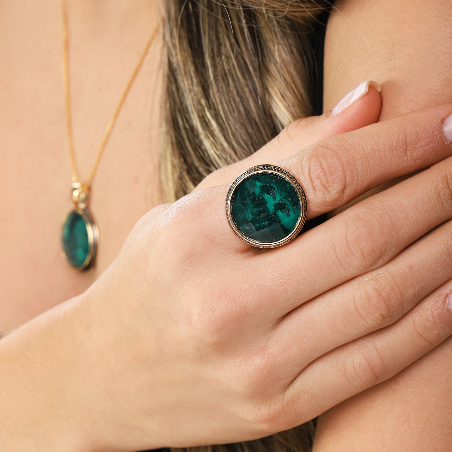 Bague dorée avec rhodium noir et pierre ovale