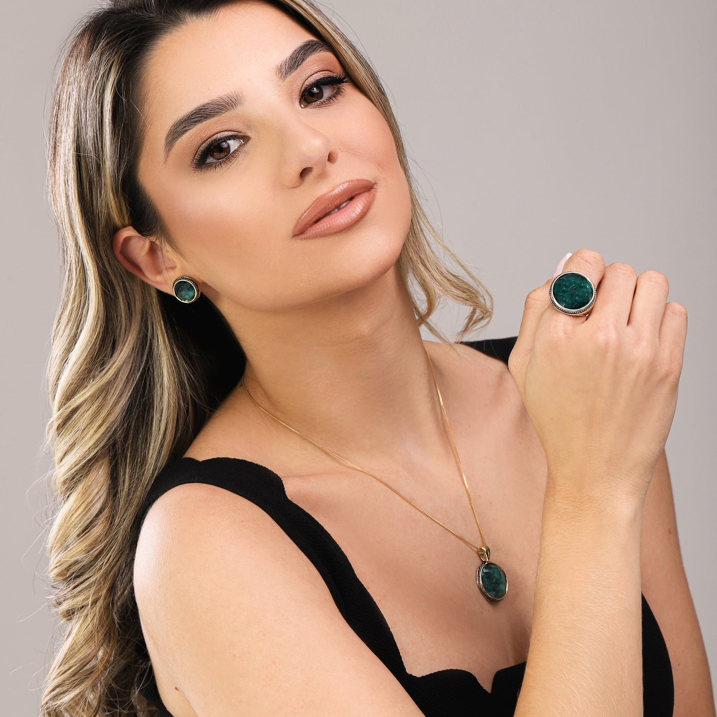 Bague dorée avec rhodium noir et pierre ovale