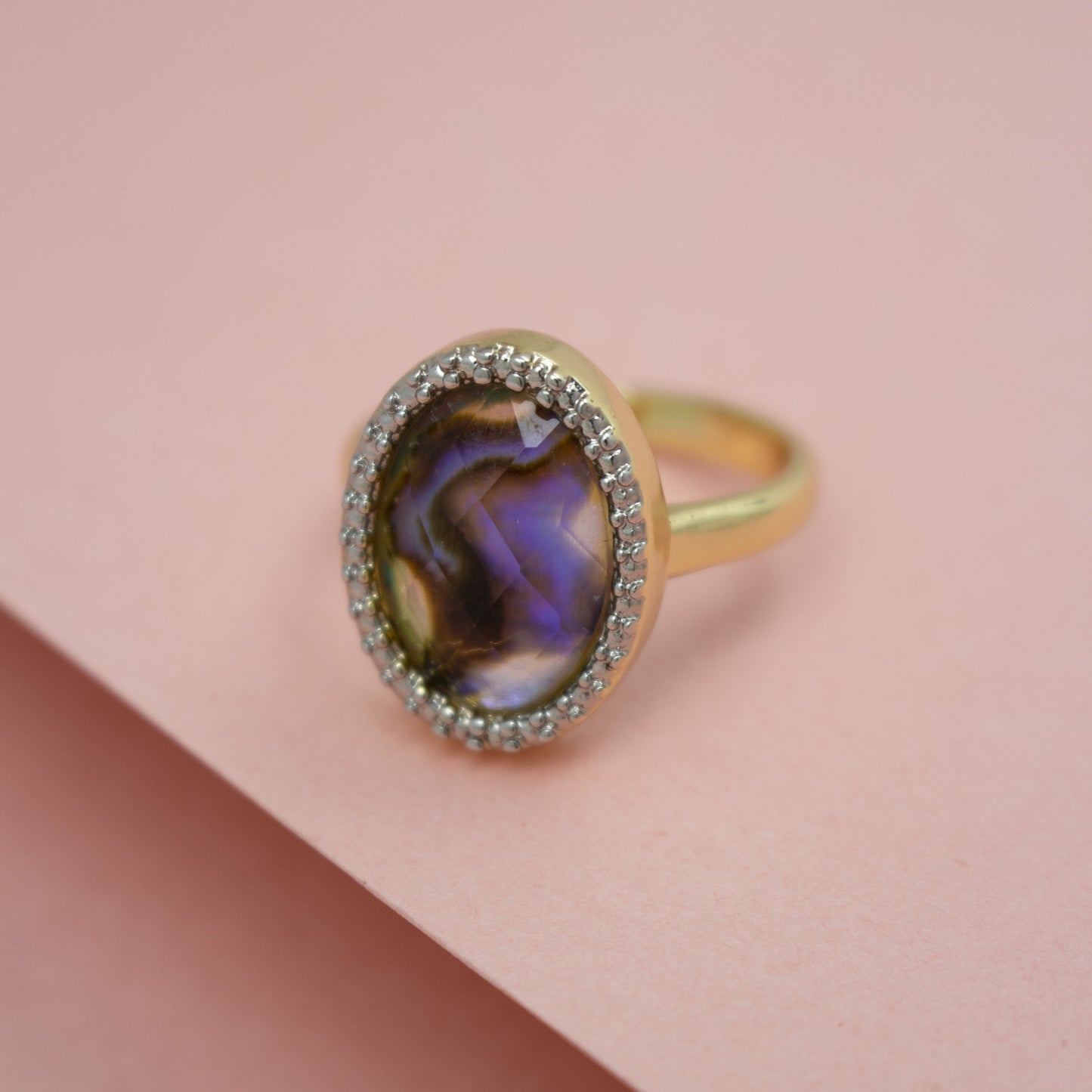 Bague dorée avec rhodium blanc et nacre