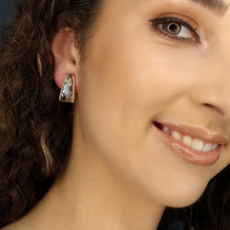 Vergoldete Ohrstecker mit irisierendem Perlmutt