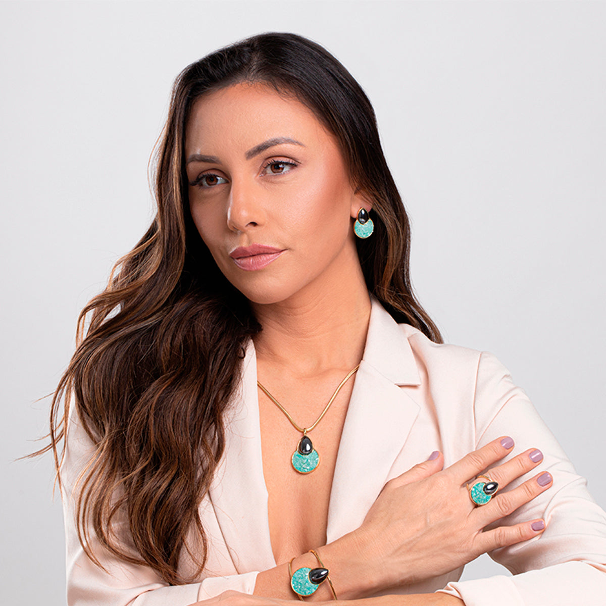 Ensemble Doré au Design Organique et Pierres Mixtes