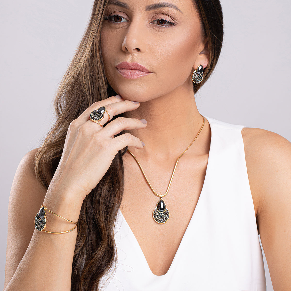 Ensemble Doré au Design Organique et Pierres Mixtes