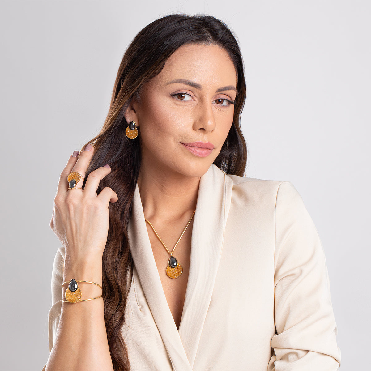 Ensemble Doré au Design Organique et Pierres Mixtes