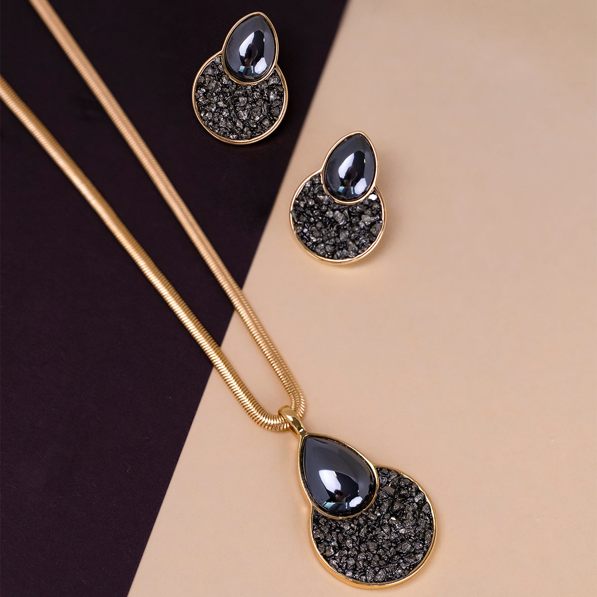 Ensemble Doré au Design Organique et Pierres Mixtes