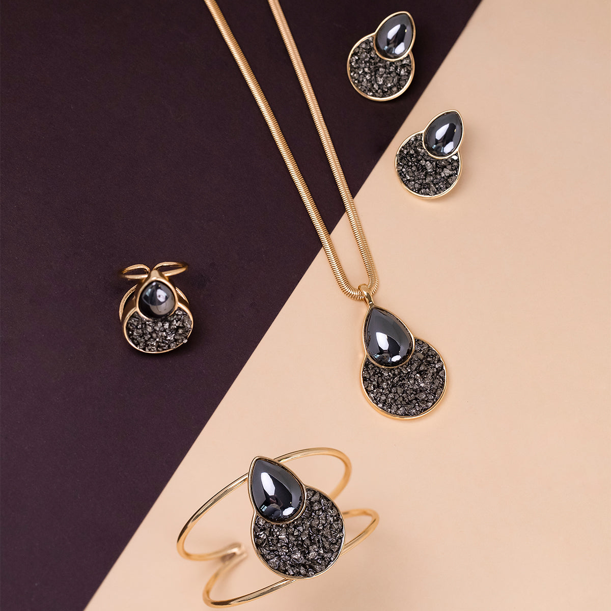 Ensemble Doré au Design Organique et Pierres Mixtes