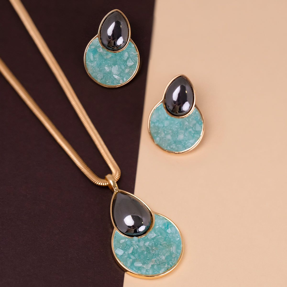 Ensemble Doré au Design Organique et Pierres Mixtes