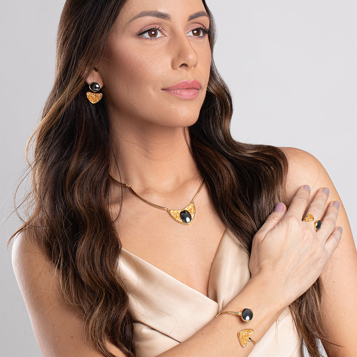 Ensemble Géométrique Doré avec Pierres Mixtes