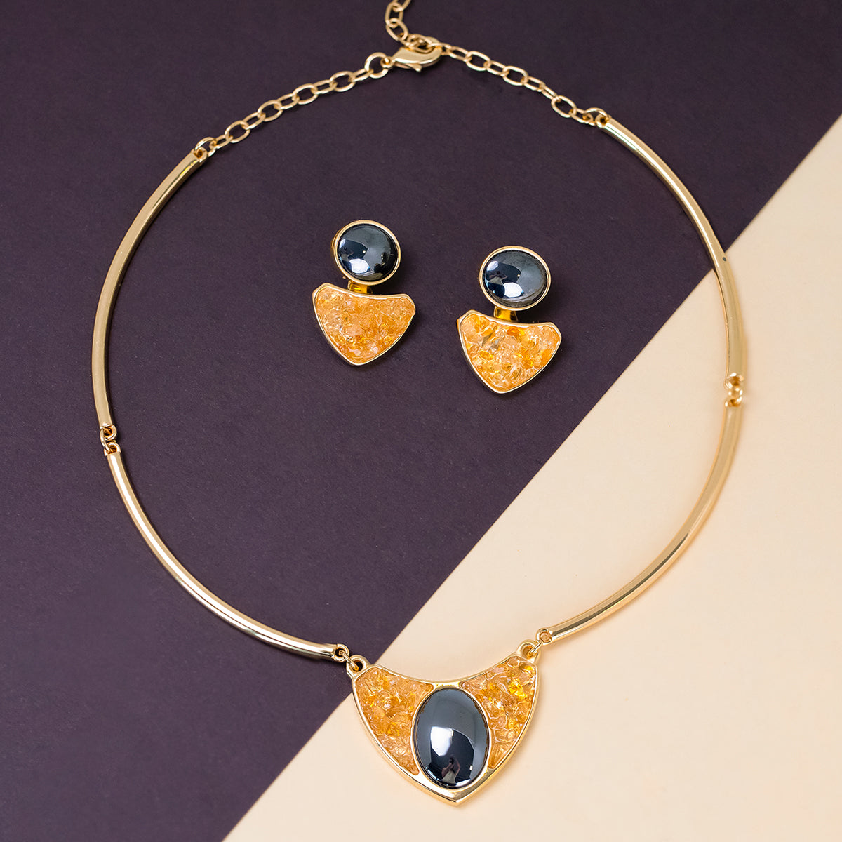 Ensemble Géométrique Doré avec Pierres Mixtes