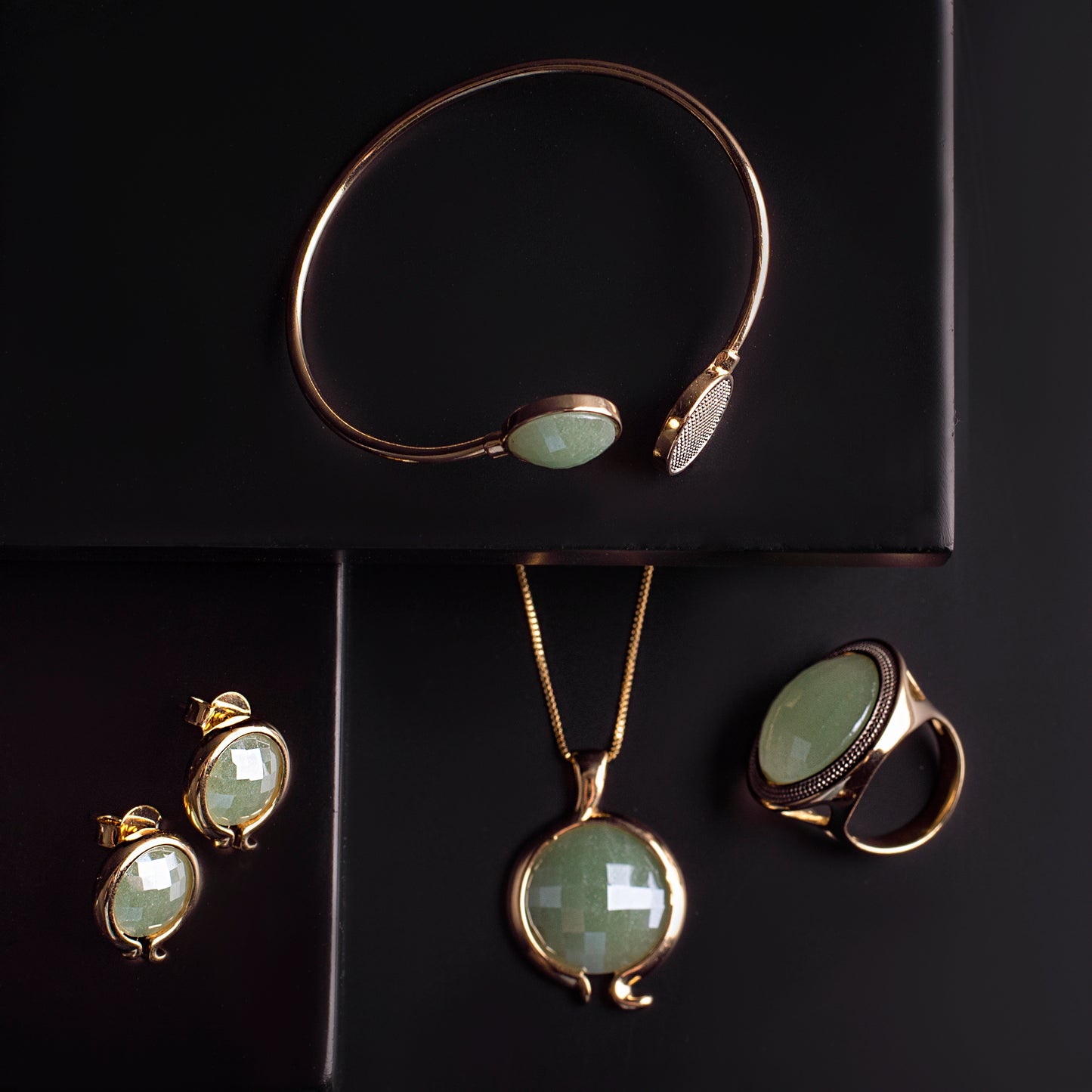 Ensemble doré avec pierre de design moderne