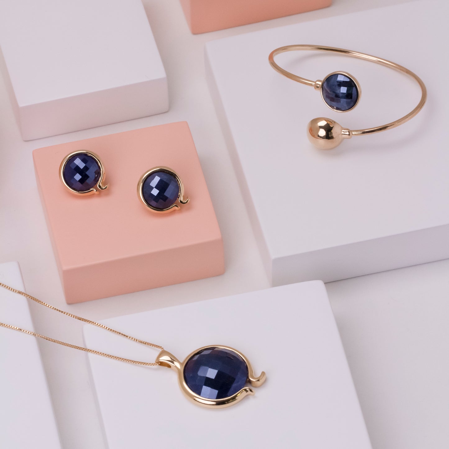 Ensemble doré avec pierre de design moderne