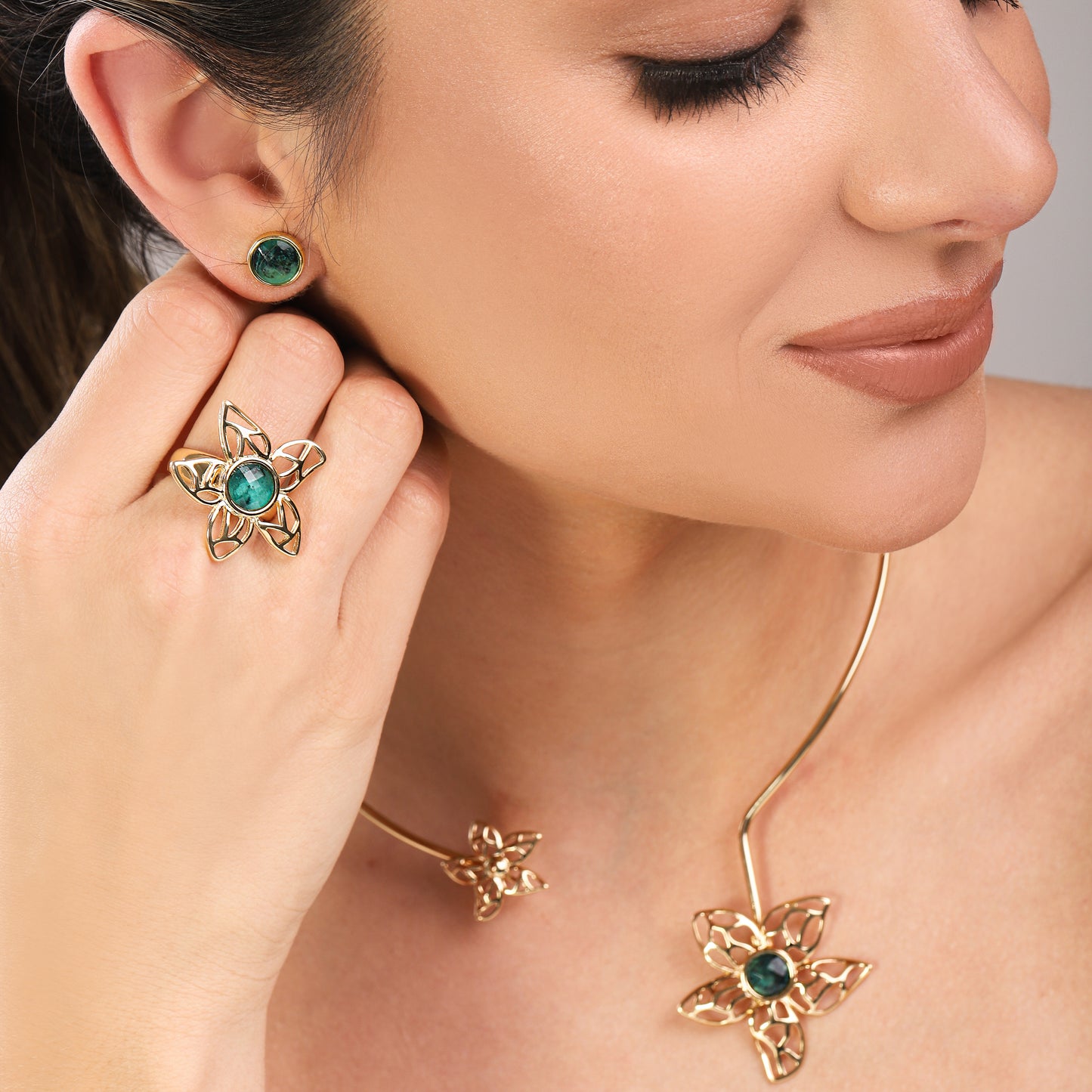 Bague plaquée or avec motif floral ajouré