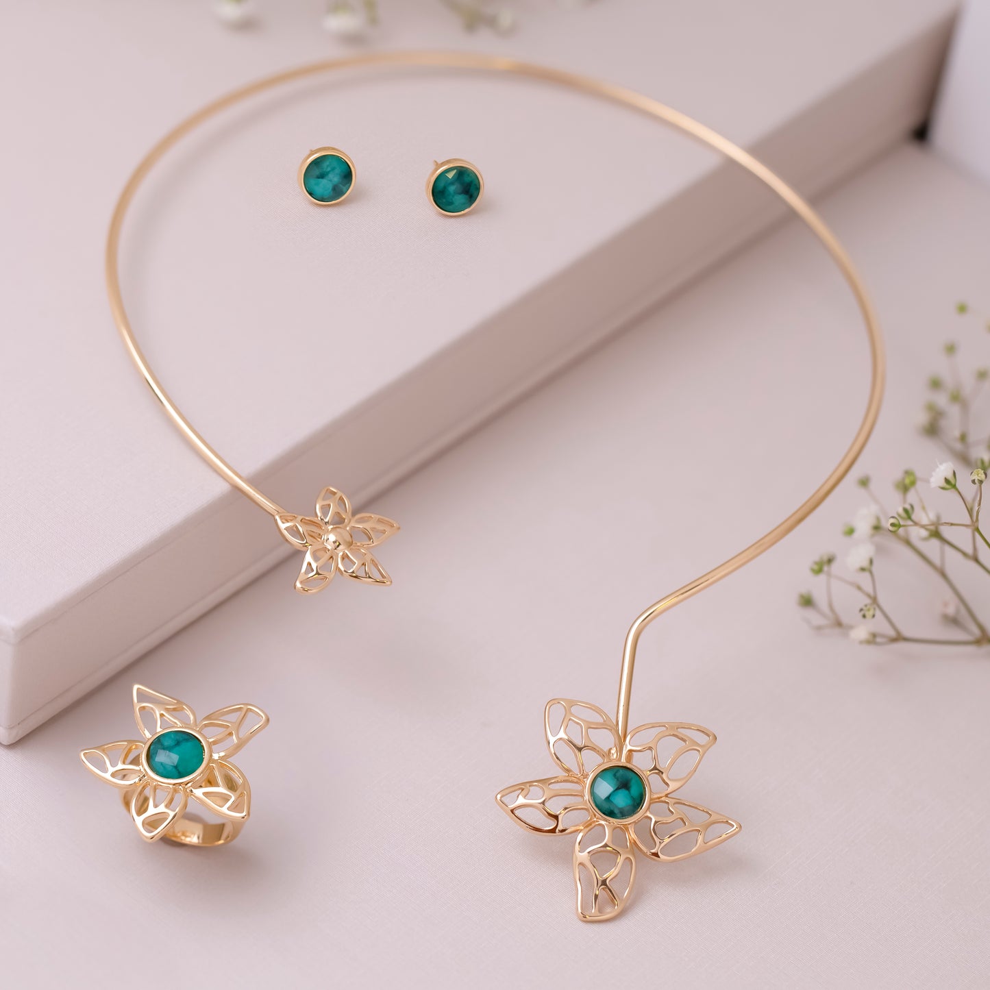 Ensemble plaqué or avec motif floral ajouré