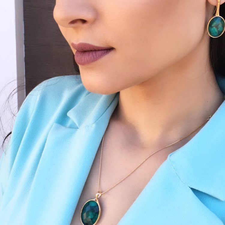 Ensemble plaqué or avec pierre de design organique