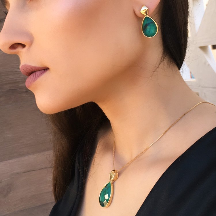 Ensemble doré avec pierre en forme de goutte