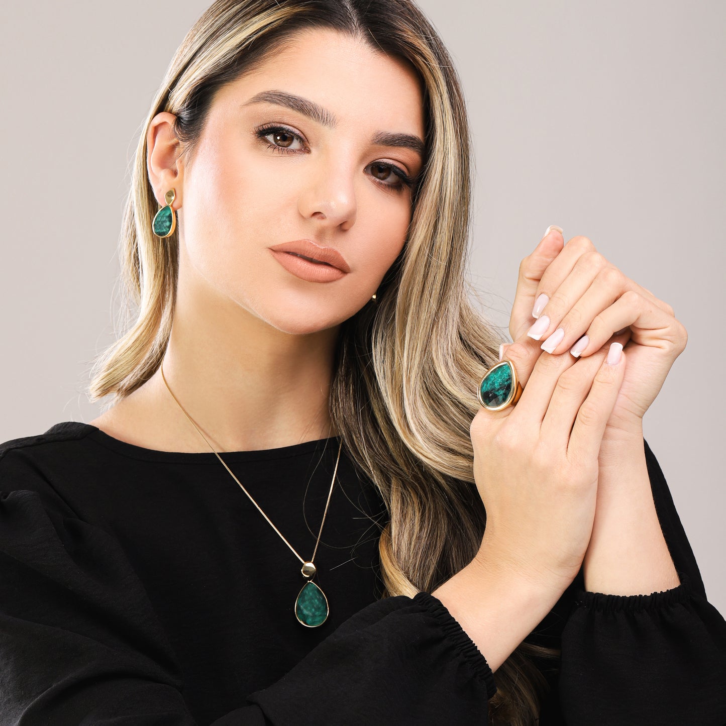 Ensemble doré avec pierre en forme de goutte