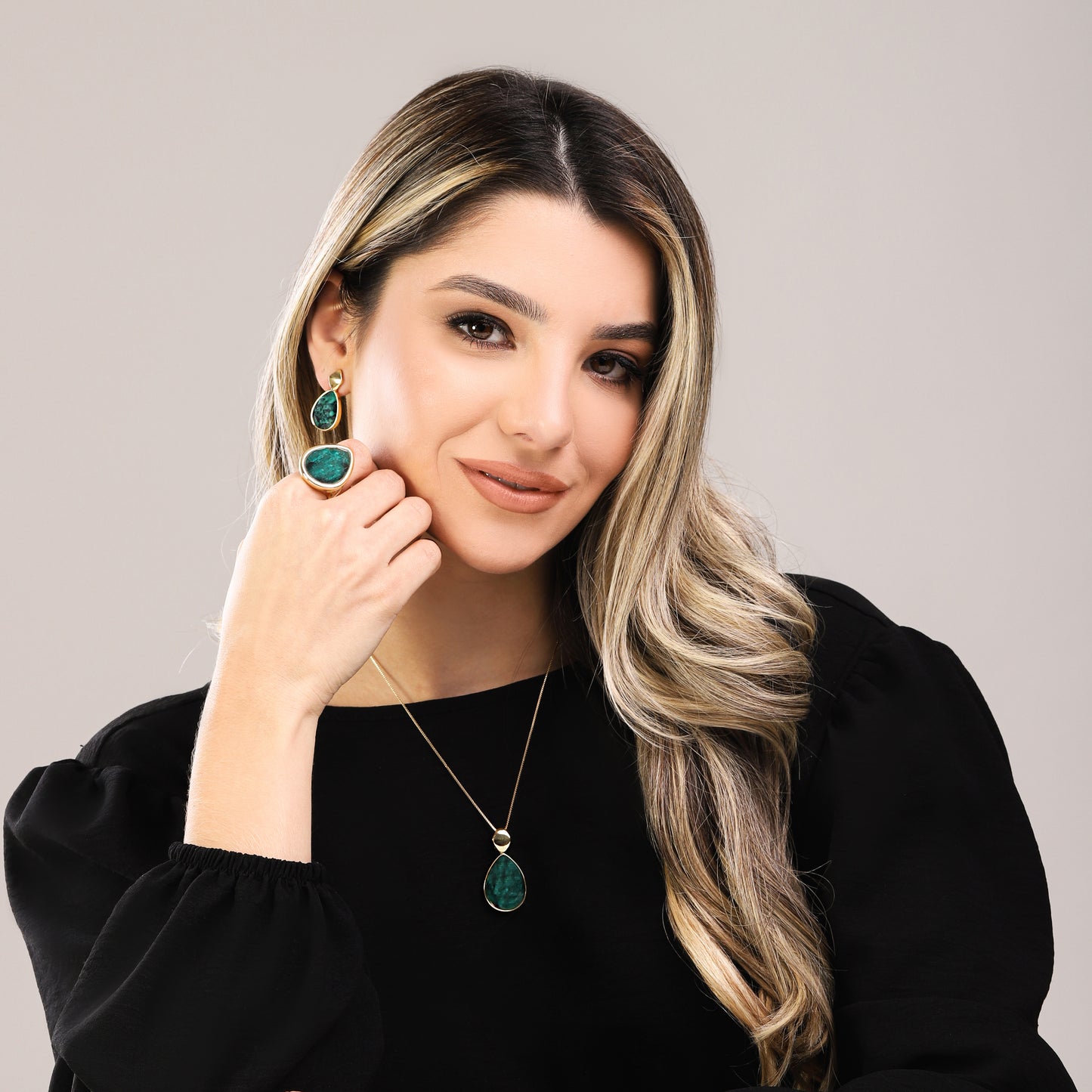 Ensemble doré avec pierre en forme de goutte