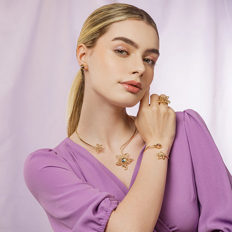 Ensemble plaqué or avec motif floral et pierre centrale