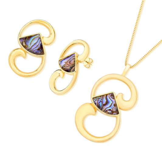 Ensemble doré avec des éléments organiques et de la nacre